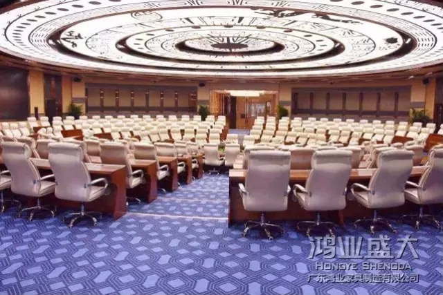 圓桌會(huì)議比較適合董事會(huì)、高層領(lǐng)導(dǎo)會(huì)議、部門會(huì)議、分組討論這些參與性較強(qiáng)的活動(dòng)。