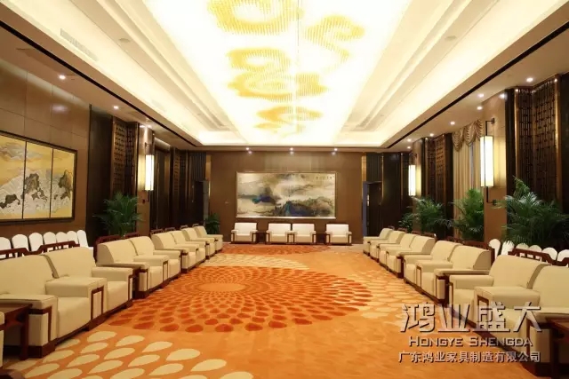 超厚的實(shí)木骨架、線條利落的坐墊、靠墊