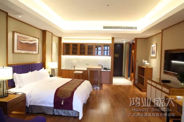 鴻業(yè)家具視角設(shè)計(jì)師以原本顏色為設(shè)計(jì)主色調(diào)，以現(xiàn)代手法為根基