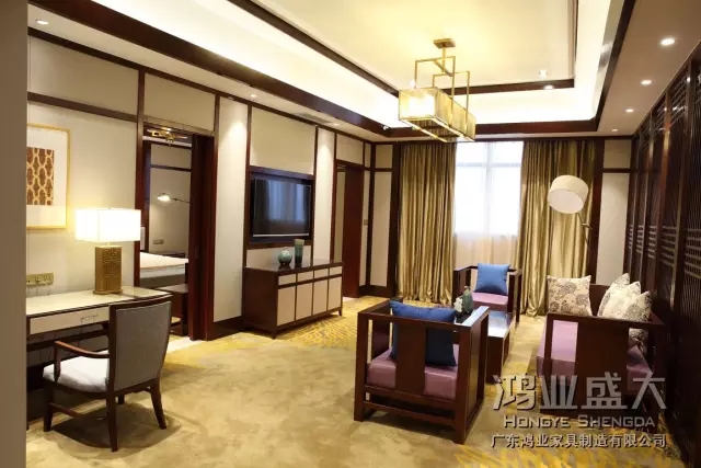 會(huì)客廳里每一件家具就像一首經(jīng)典的老歌，在每一個(gè)流動(dòng)的音符中都蘊(yùn)涵著深深的韻味。