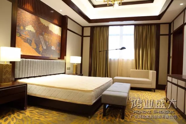 燈光讓臥室有了溫度，祥和的燈光下，是溫暖的福佑，細(xì)細(xì)品味，讓人歡喜為之雀