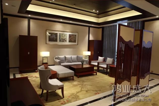 靠背采用進(jìn)口面料制作，手感厚實(shí)