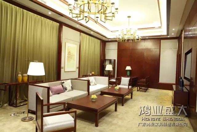 套房裝修和酒店家具搭配得當(dāng)，現(xiàn)代的工藝和實(shí)用的功能結(jié)合得天衣無縫