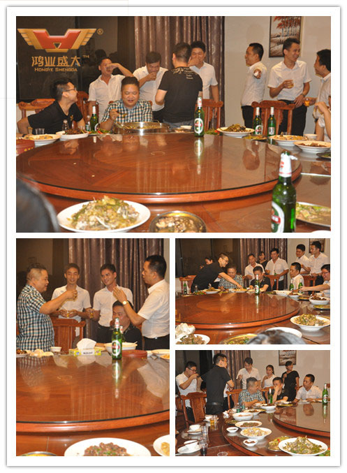  在餐桌上大家相互敬酒，你一杯，我一杯，氣氛很是融洽，當(dāng)然在氣氛融洽的同時老板為每一位員工一一表達了謝意，感謝為公司的付出，同時為每位員工贈送了一盒月餅。讓員工感受到了老板以及公司對他們的厚愛