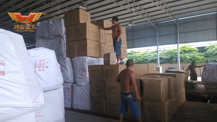 鴻業(yè)員工們在努力把貨物準備好，讓客戶放心。