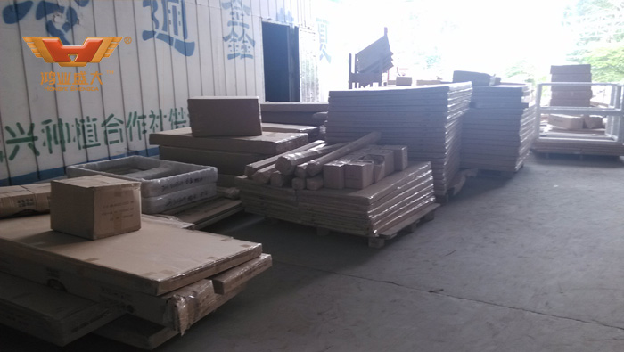 下面是小編今日在鴻業(yè)家具出貨平臺(tái)拍攝的裝貨現(xiàn)場(chǎng)情況