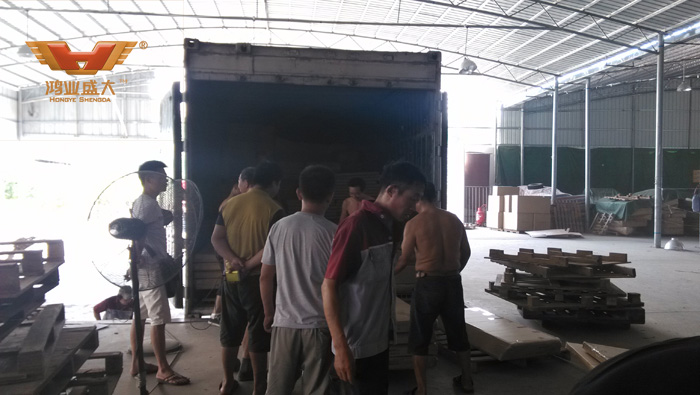 下面是小編今日在鴻業(yè)家具出貨平臺(tái)拍攝的裝貨現(xiàn)場(chǎng)情況