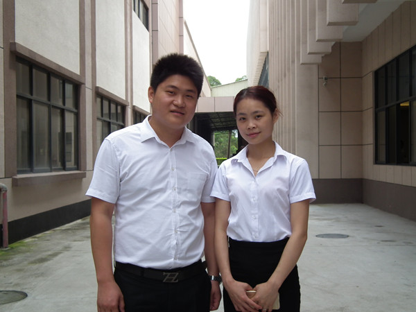  他們是一對(duì)夫妻，為了生活，她們微笑著，因?yàn)樗麄冎罒o(wú)論多么困難，多少不公平，沒有什么過(guò)不去的坎，也沒有賣不了的家具，因?yàn)樗麄円恢眻?jiān)信著努力就會(huì)有結(jié)果，用樂觀的生活態(tài)度去面對(duì)生活，用微笑面對(duì)一切的困難！