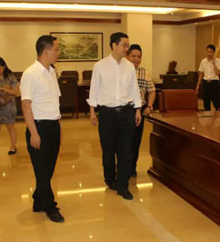 廣東省家具協(xié)會(huì)王克同志蒞臨鴻業(yè)公司