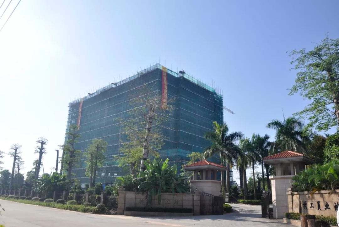 喜報：鴻業(yè)家具集團員工宿舍樓主體結(jié)構(gòu)順利封頂！