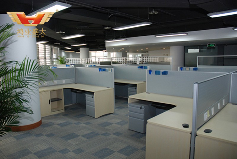 屏風辦公桌椅安裝和拆除現(xiàn)場